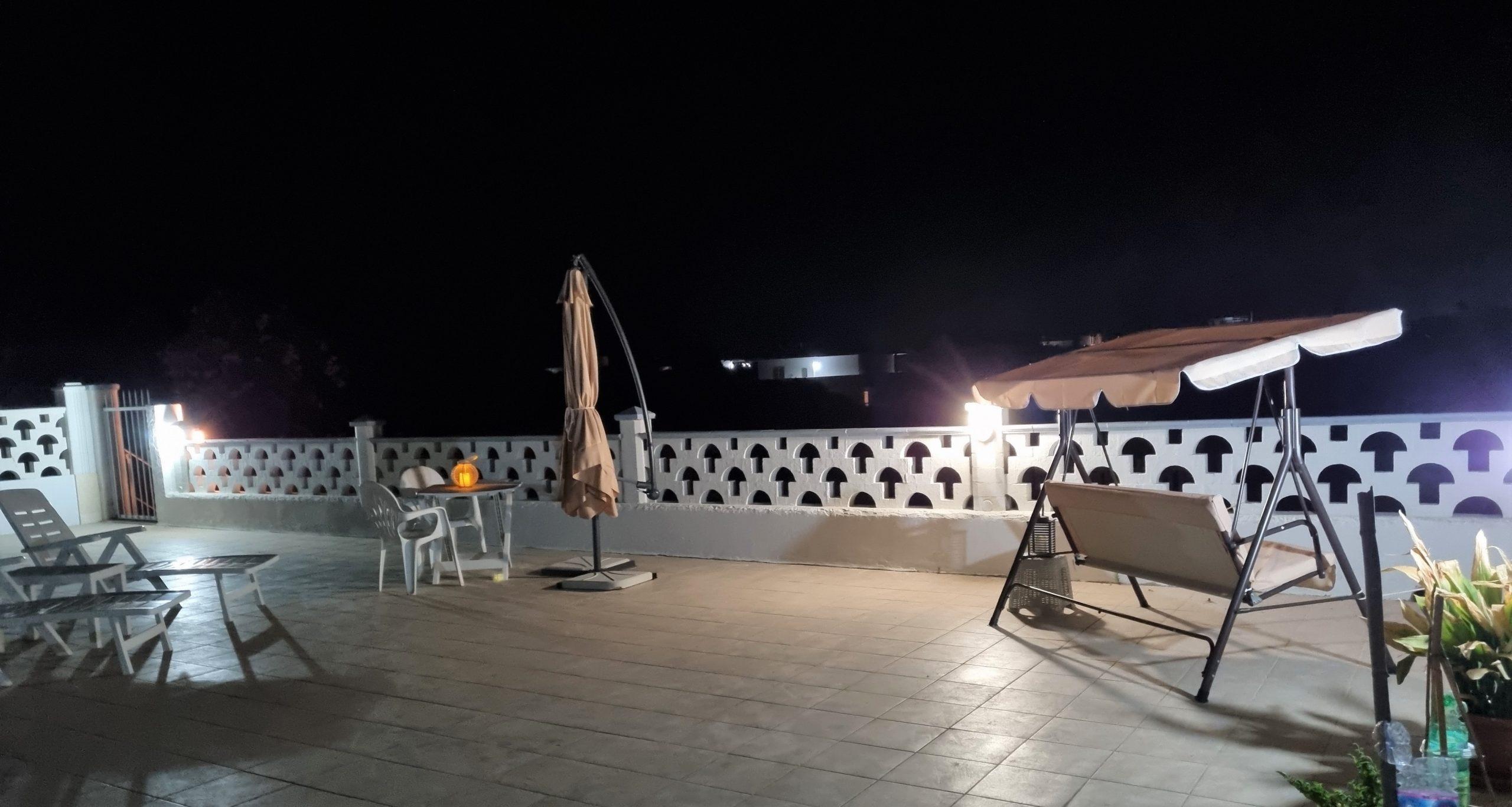 La terrazza la sera di Casa Marea.